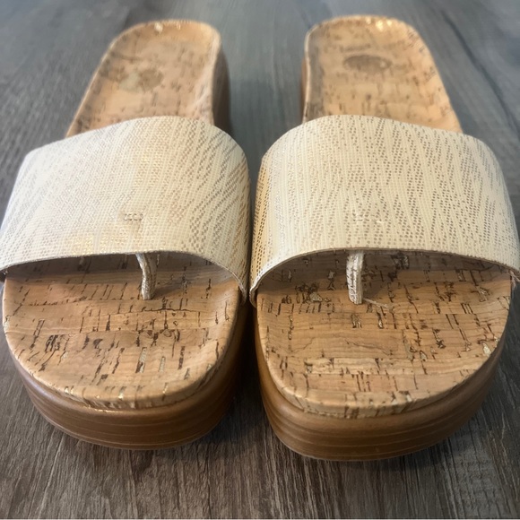 Donald J Pliner Sz 9.5 Fifi slip on thong cork gold metallic sandals EUC - Picture 3 of 8